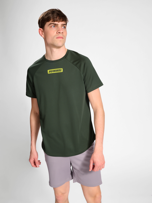 hmlTE TOPAZ T-SHIRT, CLIMBING IVY, model