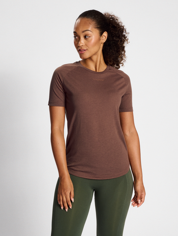 hmlMT VANJA T-SHIRT, NUTMEG, model