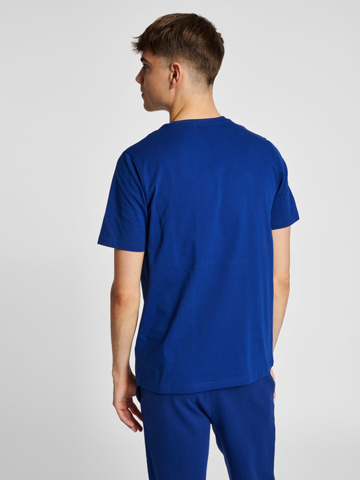 hmlLGC GABE T-SHIRT, ESTATE BLUE, model