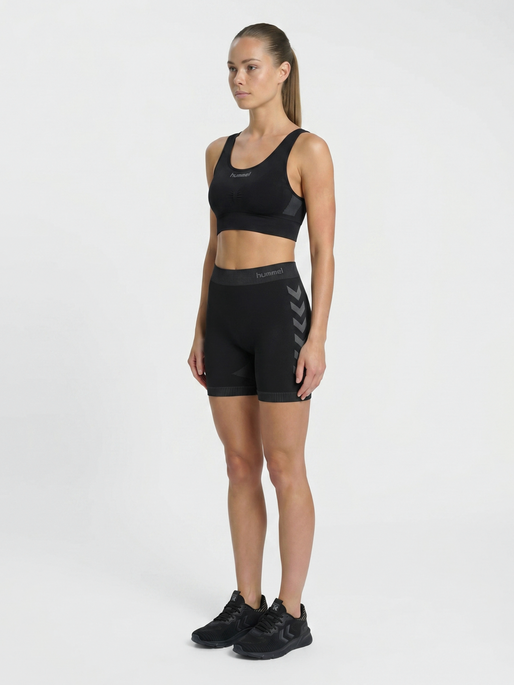 HUMMEL FIRST SEAMLESS BRA WOMAN, BLACK, model