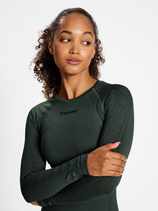 hmlMT SHAPING SEAMLESS T-SHIRT L/S, CLIMBING IVY, model