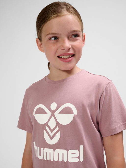 hmlTRES T-SHIRT S/S, WOODROSE, model