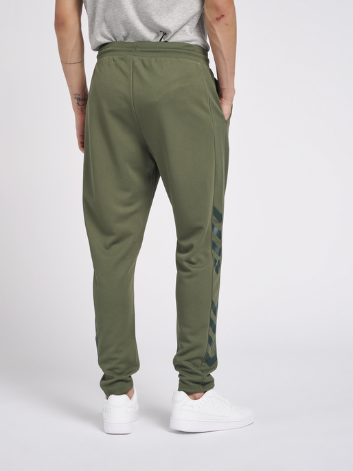 hmlLEGACY POLY TAPERED PANTS, BEETLE, model