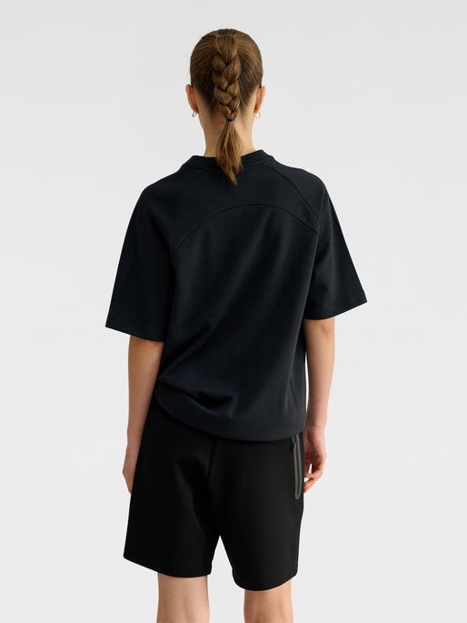 hmlTECH LOOSE T-SHIRT, BLACK, model