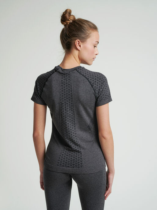 hmlCI SEAMLESS T-SHIRT, BLACK MELANGE, model