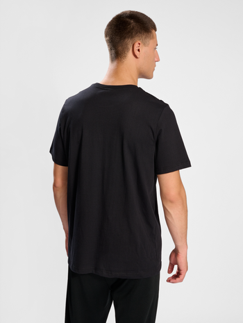 hmlLGC BARRY T-SHIRT, BLACK, model