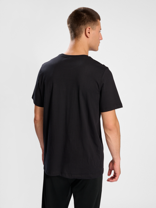 hmlLGC BARRY T-SHIRT, BLACK, model