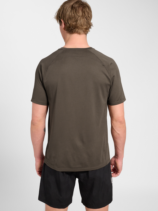 hmlMOMENTUM T-SHIRT S/S, MAJOR BROWN, model
