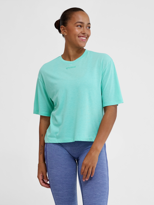 hmlMT VANJA BOXY SHORT T-SHIRT, POOL BLUE, model