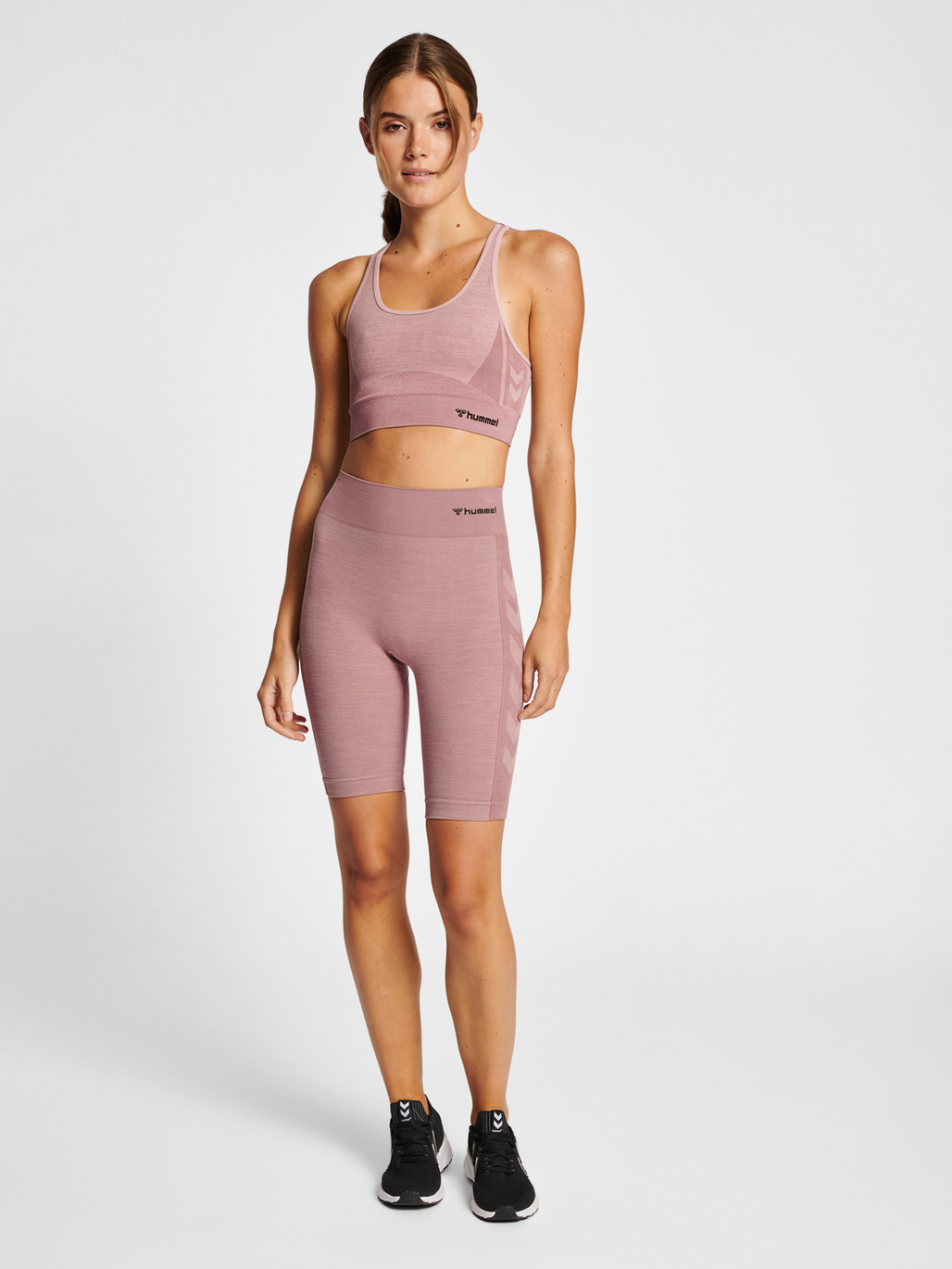 hmlCLEA SEAMLESS CYCLING SHORTS, WOODROSE/ROSE TAUPE MELANGE, model