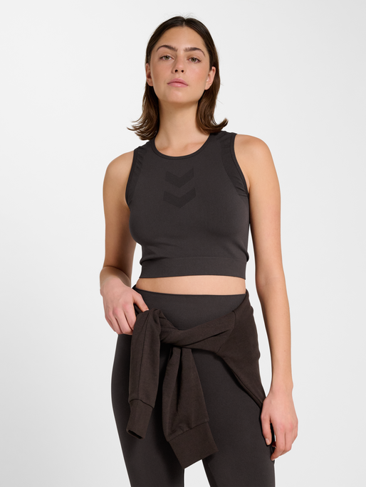 hmlHIIT SEAMLESS W TOP, AFTER DARK, model
