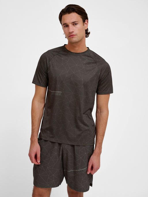 hmlCOURT AOP LIGHT WEIGHT T-SHIRT, TURKISH COFFEE, model