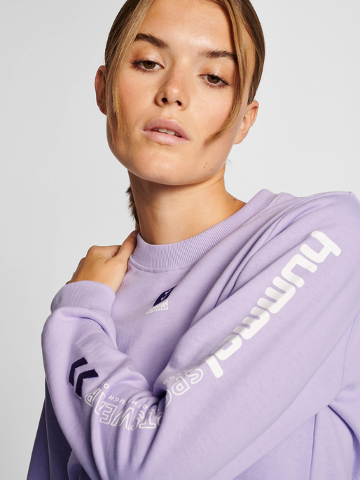 hmlLGC LULA CROPPED SWEATSHIRT, PASTEL LILAC, model