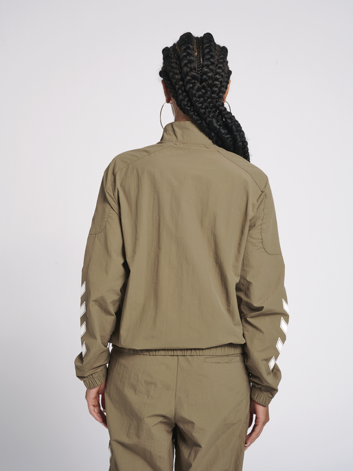 hmlNIKKI ZIP JACKET, WALNUT, model