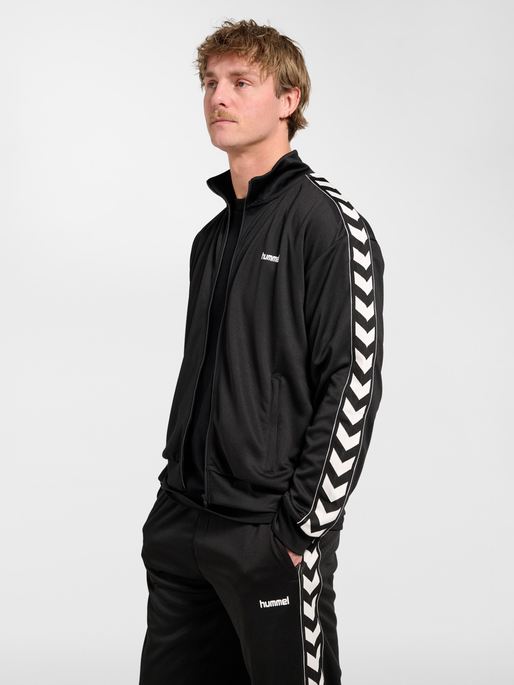hmlCLUB CHEVRON TRACK TOP, BLACK, model