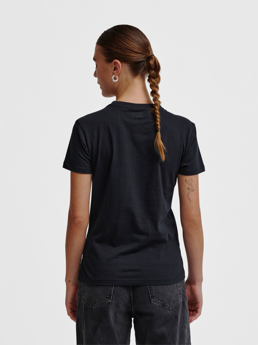 hmlELEMENTAL LOGO COTTON TEE WOMAN, BLACK, model