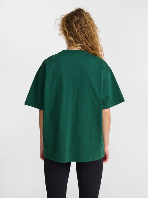 hmlLOOSE T-SHIRT S/S SCARF, DARK GREEN, model