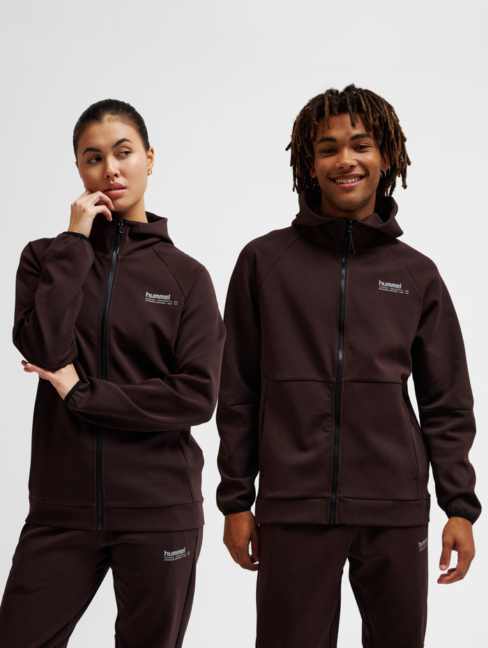 hmlTECH FLEECE REGULAR ZIP HOODIE, CHOCOLATE PLUM, model