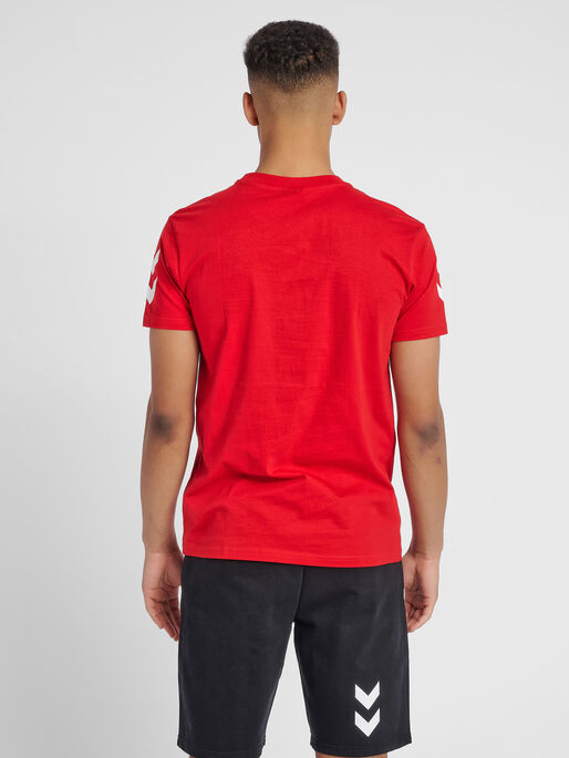 HMLGO COTTON T-SHIRT S/S, TRUE RED, model