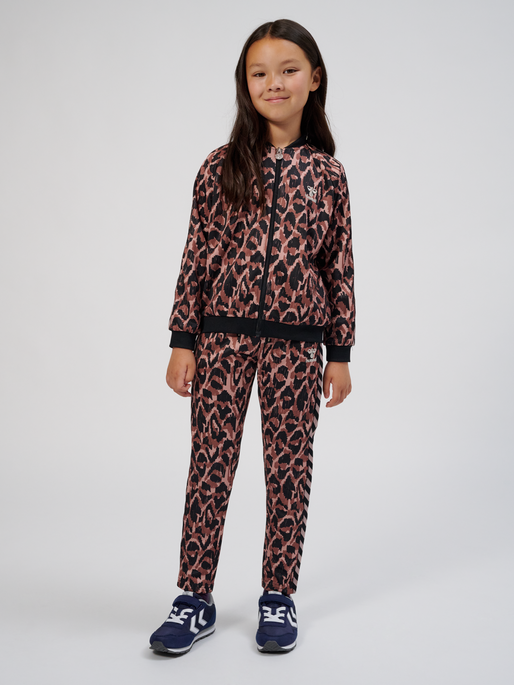 hmlAMMI PANTS, ADOBE ROSE, model