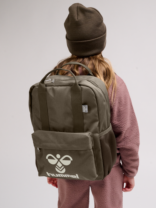 hmlJAZZ BACK PACK, MAJOR BROWN, model