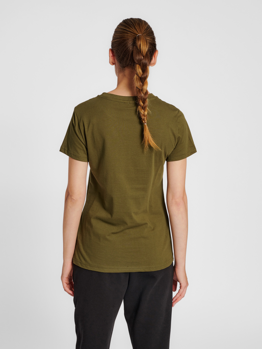 hmlRED BASIC T-SHIRT S/S WOMAN, DARK OLIVE, model