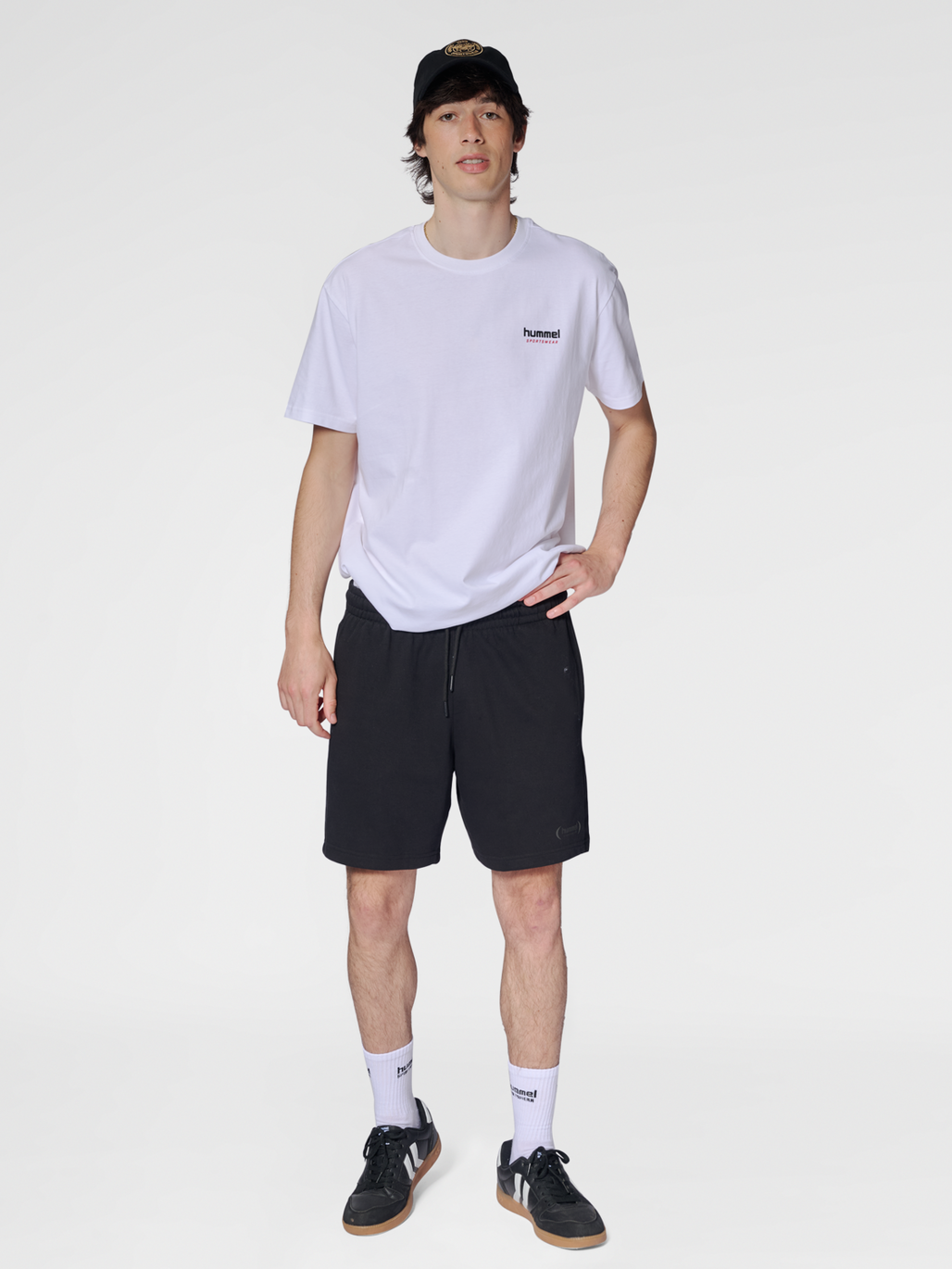 hmlFELIX SWEAT SHORTS, BLACK, model