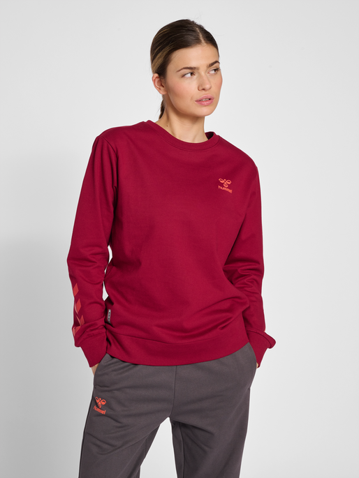 hmlOFFGRID COTTON SWEATSHIRT WO, RHUBARB/NASTURTIUM, model