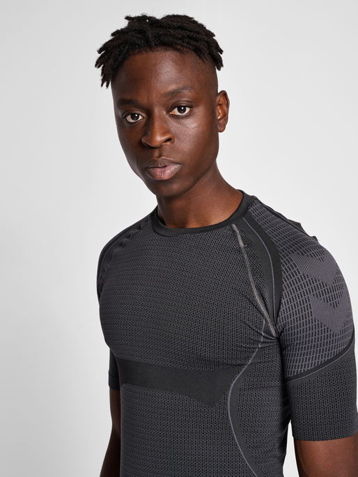 hmlMT OLLI SEAMLESS TIGHT T-SHIRT, BLACK, model