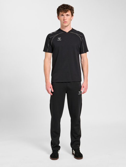 hmlMOVE 2.0 T-SHIRT S/S, BLACK, model