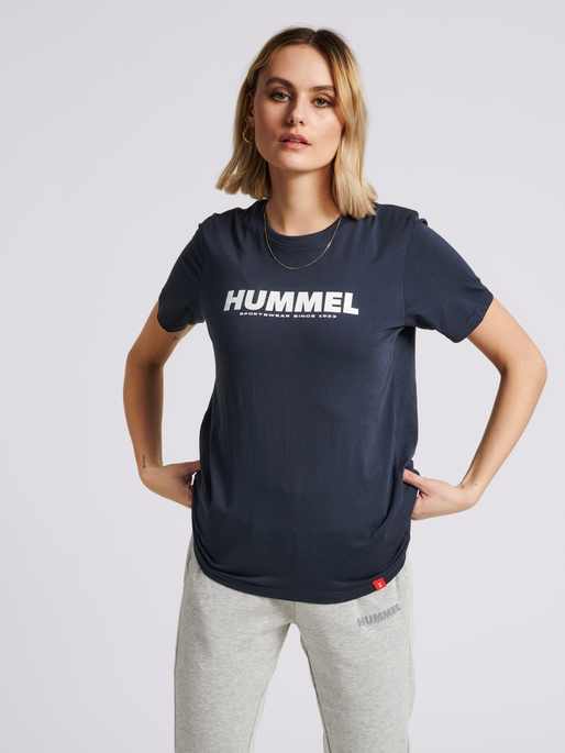 hmlLEGACY T-SHIRT, BLUE NIGHTS, model