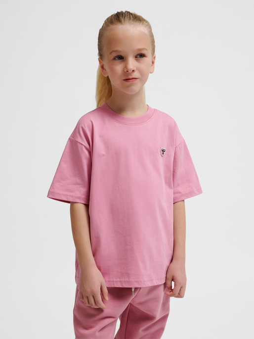 hmlJR LOOSE T-SHIRT S/S BEE, POLIGNAC, model