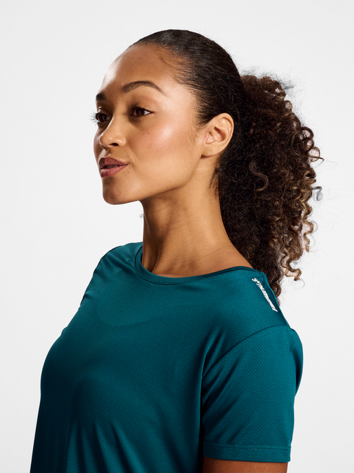 hmlMT AURA MESH T-SHIRT, DEEP TEAL, model