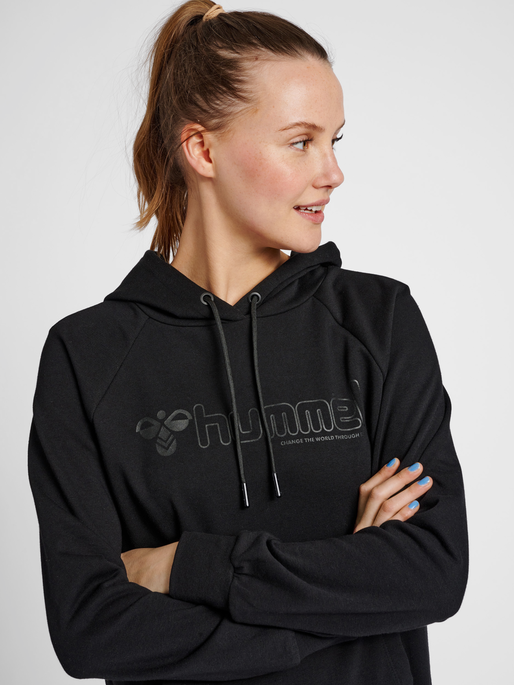 hmlNONI 2.0 HOODIE, BLACK, model