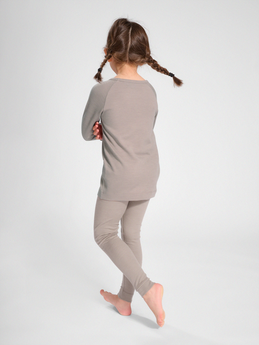 hmlWINGO T-SHIRT L/S, FUNGI, model