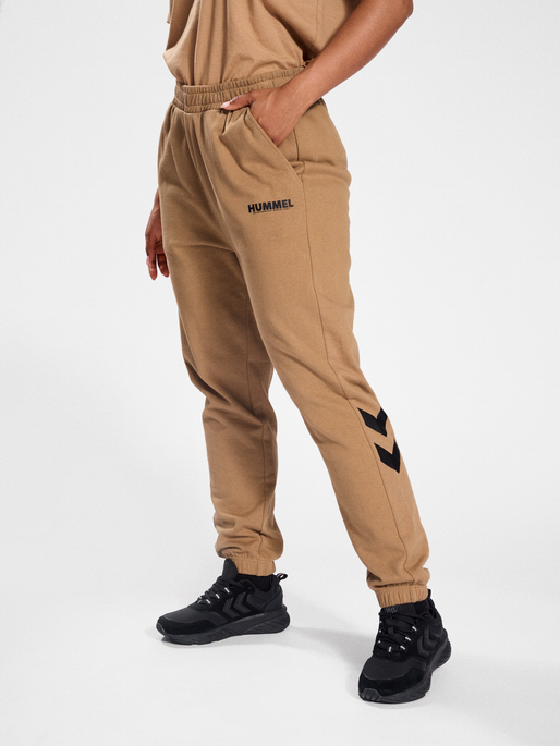 hmlLEGACY REGULAR PANTS, TIGERS EYE, model