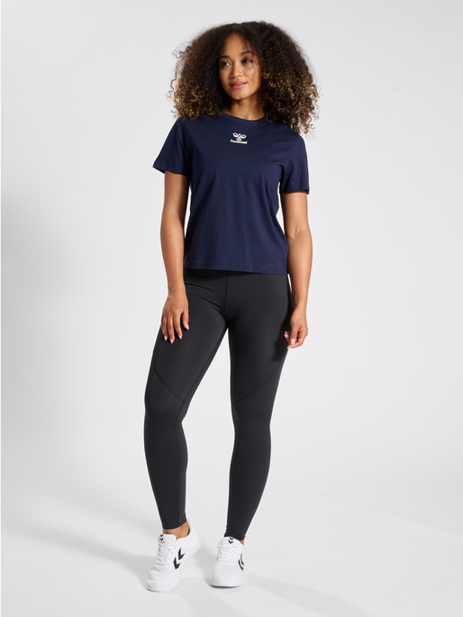 hmlICONS WOMAN T-SHIRT, PEACOAT, model