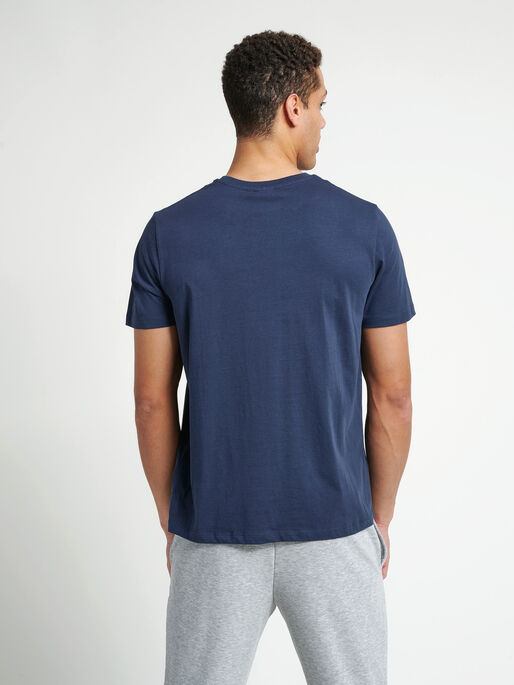 hmlPETER T-SHIRT S/S, BLUE NIGHTS, model