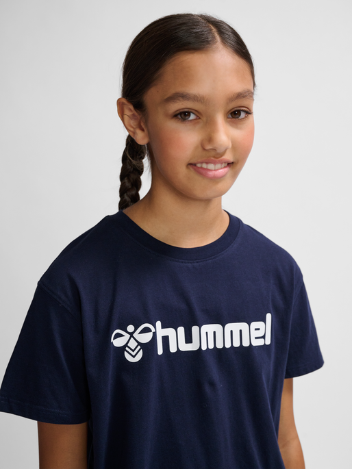 hmlGO 2.0 LOGO T-SHIRT S/S KIDS, MARINE, model