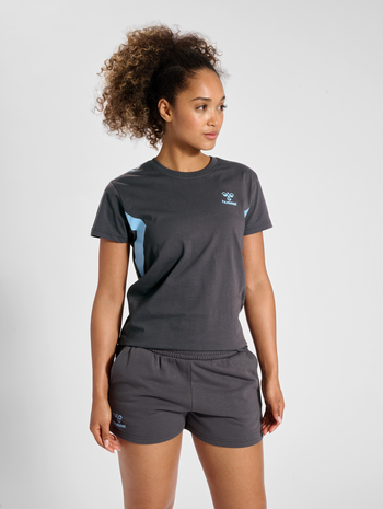 hmlSTALTIC COTTON T-SHIRT S/S WOMAN, MAGNET, model