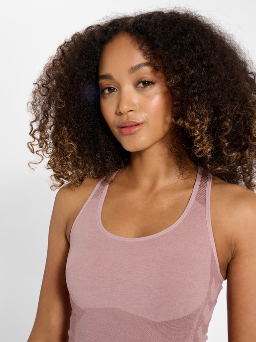 hmlCLEA SEAMLESS TOP, WOODROSE/ROSE TAUPE MELANGE, model