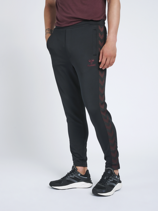 hmlNATHAN 2.0 TAPERED PANTS, BLACK, model