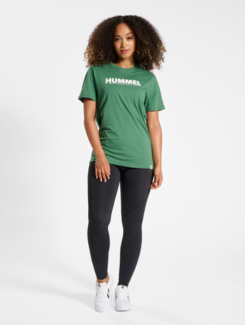 hmlLEGACY T-SHIRT, FOLIAGE GREEN, model