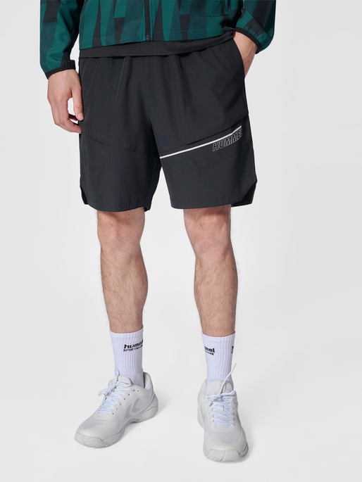 hmlCOURT POCKET SHORTS, BLACK, model
