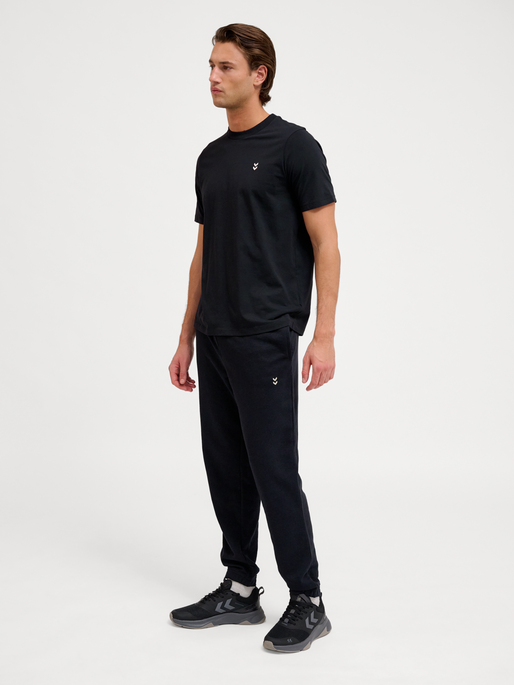hmlPULSE SWEAT PANTS, BLACK, model