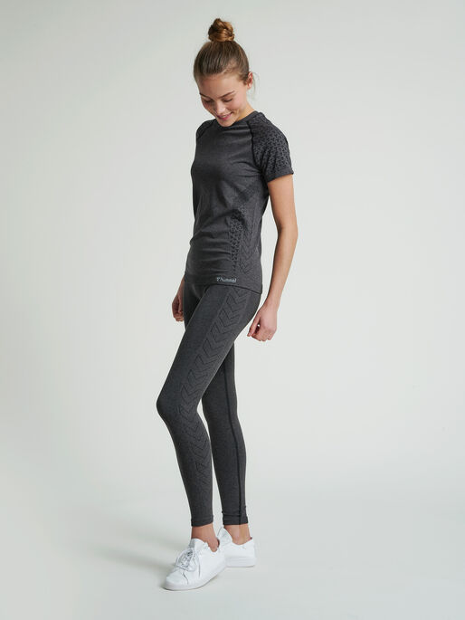 hmlCI SEAMLESS T-SHIRT, BLACK MELANGE, model