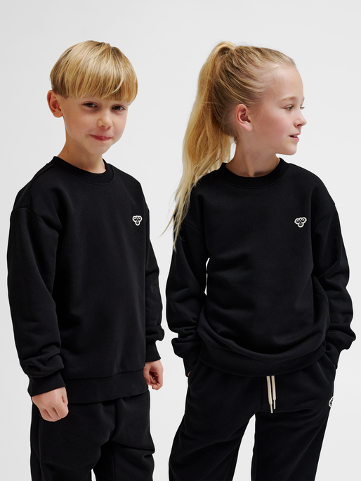hmlJR LOOSE CREWNECK BEE, BLACK, model