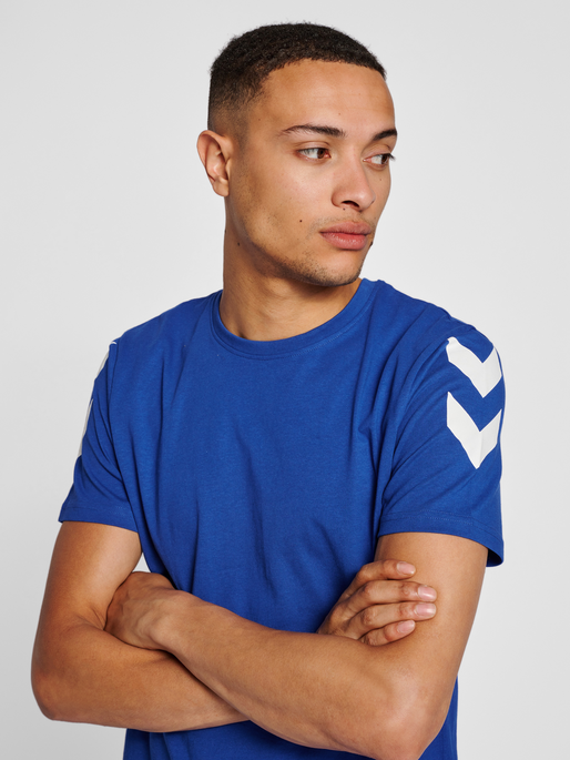 hummel LEGACY CHEVRON T-SHIRT BLUE MAZARINE 