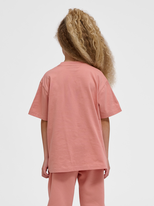 hmlCLEAN T-SHIRT S/S, ROSE DAWN, model