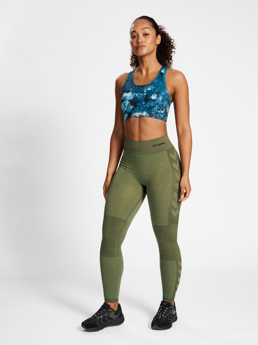 hmlTE DIGI SANDSTORM AOP SPORTS BRA, DEEP TEAL, model